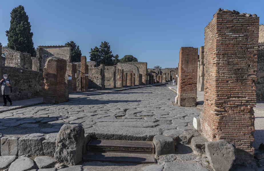 142 - Italia - Pompeya - parque arqueológico de Pompeya - Via dell'Abbondanza.jpg